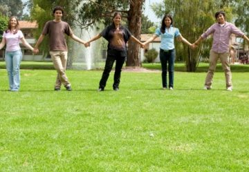 people-outdoors-holding-hands-m-845×321